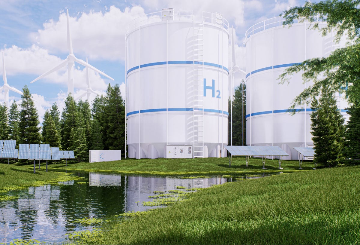 大型白色水箱与太阳能电池板相映成趣，展示了现代环境中的可再生能源集成。